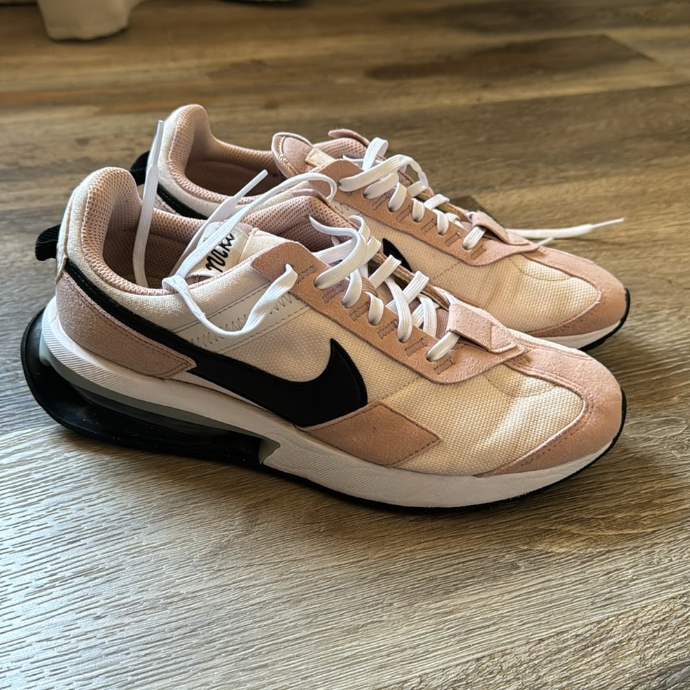 Nike Air Max Pre-Day sneakers pink/black size 8 women’s